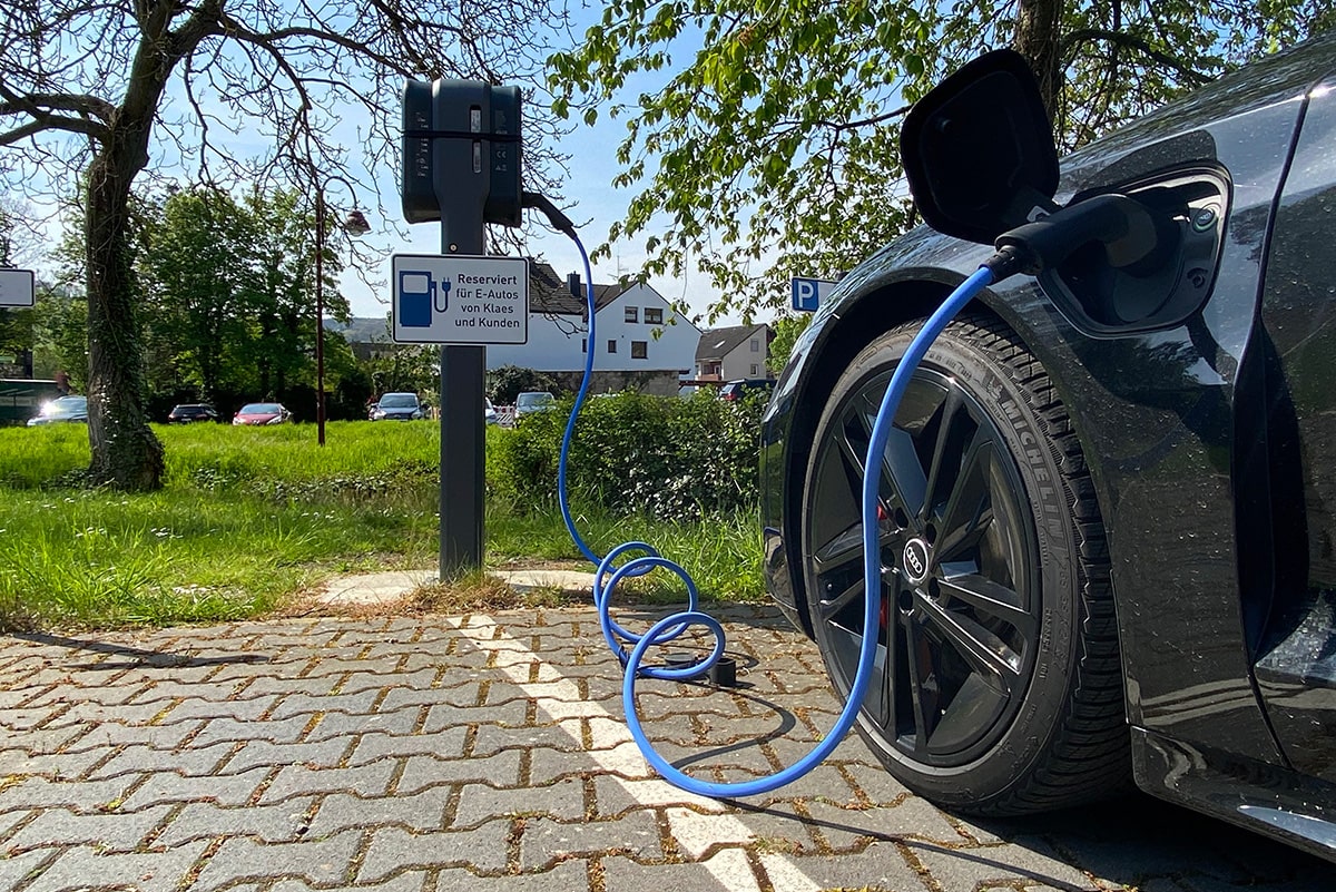 Tanken Sie Ihr E-Auto während Ihres Aufenthaltes an unseren privaten Ladesäulen