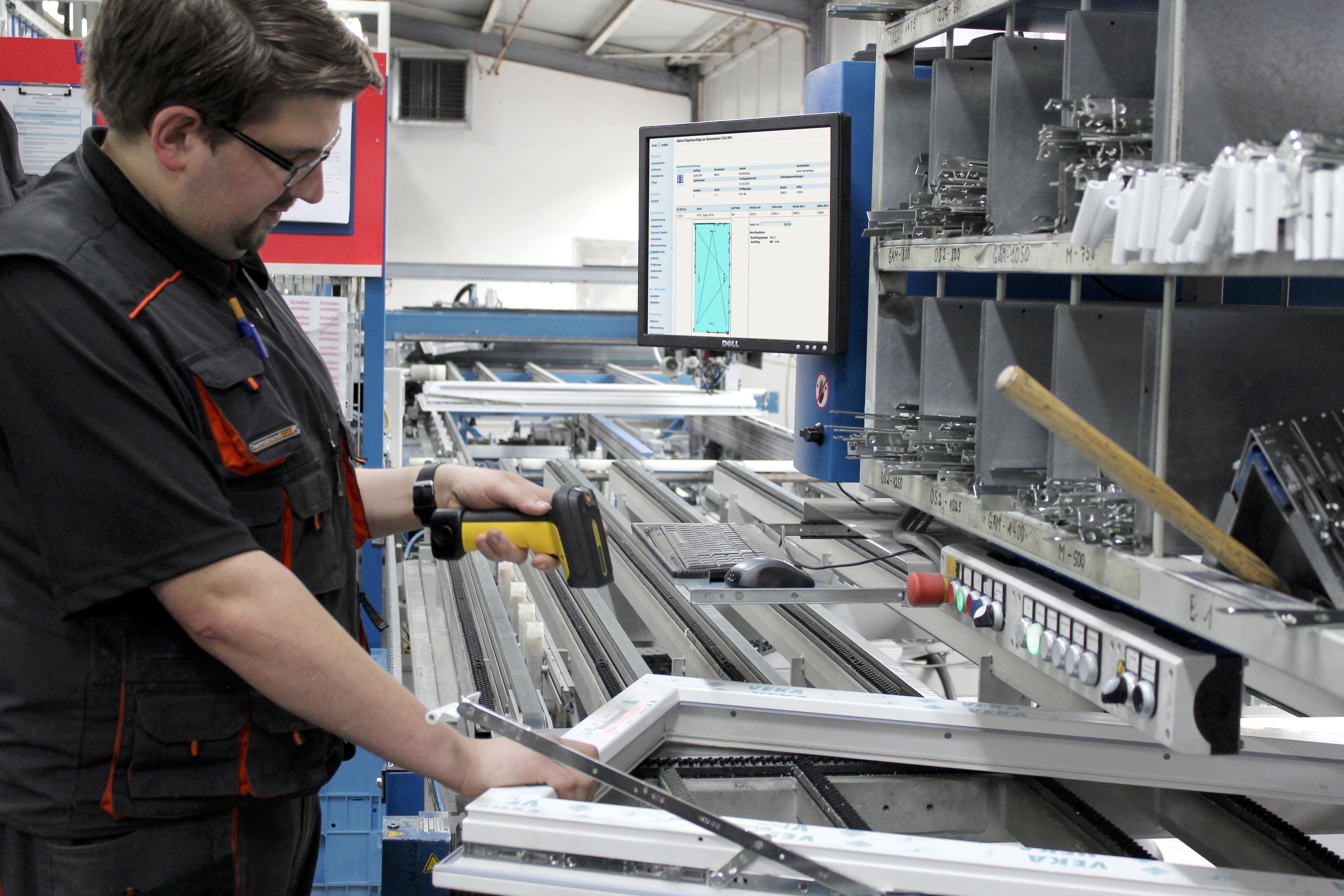 Innovativ in der Produktion. Einer der häufigsten Klaes e-prod Arbeitsplätze – am Beschlagtisch direkt auf die detaillierten Daten direkt vom Hersteller zugreifen.